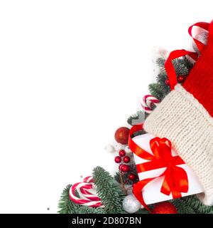 Weihnachten Design boder Rahmen Grußkarte von edlen Tannenbaum Zweige Geschenk und Kugeln isoliert auf weißem Hintergrund Stockfoto
