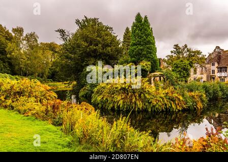 Herbstfarne spiegeln sich im Graben von Scotney Castle, Kent, Großbritannien Stockfoto