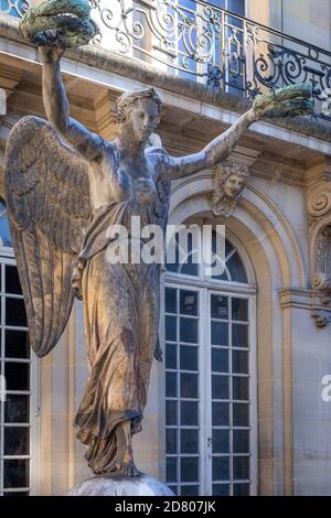 Die allegorische Siegesstatue im Innenhof des Hotel Carnavalet - jetzt das Museum für Französische Geschichte, les Marais, Paris, Frankreich Stockfoto