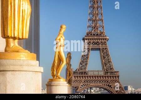 Goldfiguren Linie Place du Trocadero mit Eiffelturm dahinter, Palais de Chaillot, Place du Trocadero, Paris, Frankreich Stockfoto