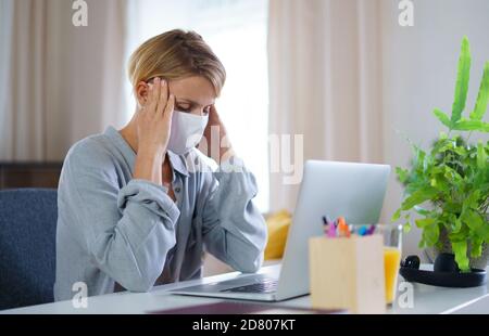 Porträt von müde Geschäftsfrau drinnen im Büro am Schreibtisch, psychische Gesundheit Konzept. Stockfoto