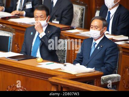 Tokio, Japan. Oktober 2020. Japans Premierminister Yoshihide Suga nimmt am Montag, den 26. Oktober 2020, an der Plenarsitzung des Unterhauses der 203. Außerordentlichen Diet-Sitzung im Nationaldiät in Tokio, Japan, Teil. Foto von Keizo Mori/UPI Kredit: UPI/Alamy Live News Stockfoto