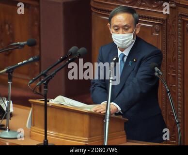 Tokio, Japan. Oktober 2020. Japans Premierminister Yoshihide Suga hält am Montag, den 26. Oktober 2020, während der Plenarsitzung des Unterhauses zur 203. Außerordentlichen Diet-Sitzung beim Nationaldiät in Tokio, Japan, eine politische Rede. Foto von Keizo Mori/UPI Kredit: UPI/Alamy Live News Stockfoto