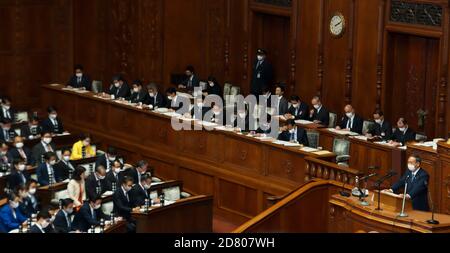 Tokio, Japan. Oktober 2020. Japans Premierminister Yoshihide Suga hält am Montag, den 26. Oktober 2020, während der Plenarsitzung des Unterhauses zur 203. Außerordentlichen Diet-Sitzung beim Nationaldiät in Tokio, Japan, eine politische Rede. Foto von Keizo Mori/UPI Kredit: UPI/Alamy Live News Stockfoto