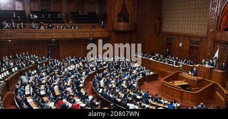 Tokio, Japan. Oktober 2020. Japans Premierminister Yoshihide Suga hält am Montag, den 26. Oktober 2020, während der Plenarsitzung des Unterhauses zur 203. Außerordentlichen Diet-Sitzung beim Nationaldiät in Tokio, Japan, eine politische Rede. Foto von Keizo Mori/UPI Kredit: UPI/Alamy Live News Stockfoto