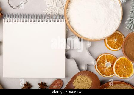 Weihnachten Lebkuchen Cookies Kochen Hintergrund flach legen Draufsicht Vorlage mit Platz für Text kopieren. Backgeräte, Gewürze und Zutaten Stockfoto