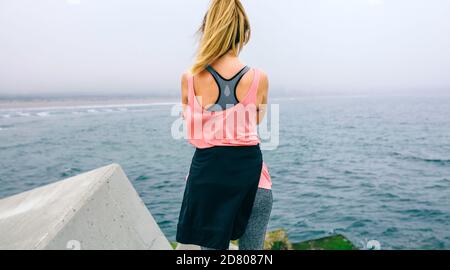 Nicht erkennbare junge Frau auf das Meer Stockfoto