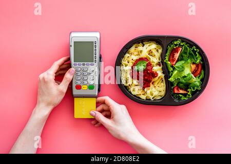 Zahlungskonzept Lieferung. Take Away Boxen mit gesunden Lebensmitteln Stockfoto