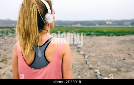 Junge Sportlerin beobachtet den Weg Stockfoto