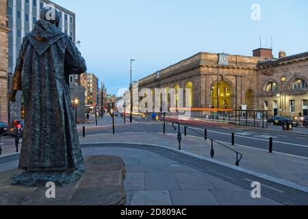 Newcastle Central Station steht auf der Neville Street im Stadtzentrum von Newcastle upon Tyne, Tyne und tragen in Nordostengland. Stockfoto