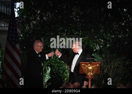US-Präsident Donald Trump und der australische Premierminister Scott Morrison stoßen bei einem Staatsbesuch im Weißen Haus am 9. September 2019 in Washington, D.C. an.Quelle: Alex Edelman/The Photo Access Stockfoto