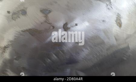 Zerkratztes Metall. Oberfläche aus gebürstetem Metall. Industrieller Hintergrund Stockfoto