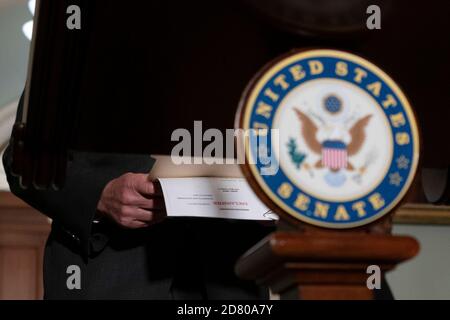 Der Vorsitzende der Senatsminorität, Chuck Schumer, ein Demokrat aus New York, kommt vor einer Pressekonferenz in Washington, D.C., USA, am Mittwoch, den 25. September 2019 an. Schumer sprach über den Inhalt der veröffentlichten Abschrift eines Gesprächs zwischen Präsident Donald Trump und dem ukrainischen Präsidenten Wolodymyr Zelenskyy. Quelle: Alex Edelman/The Photo Access Stockfoto