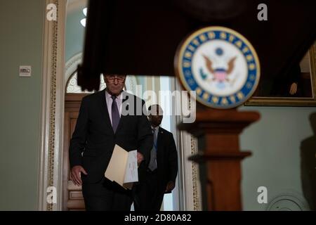 Der Vorsitzende der Senatsminorität, Chuck Schumer, ein Demokrat aus New York, kommt vor einer Pressekonferenz in Washington, D.C., USA, am Mittwoch, den 25. September 2019 an. Schumer sprach über den Inhalt der veröffentlichten Abschrift eines Gesprächs zwischen Präsident Donald Trump und dem ukrainischen Präsidenten Wolodymyr Zelenskyy. Quelle: Alex Edelman/The Photo Access Stockfoto