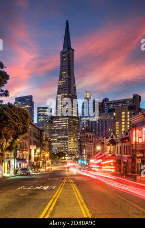 Blick in die Dämmerung über Columbus Avenue und Transamerica Gebäude, San Francisco, Kalifornien, USA Stockfoto