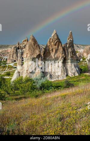 Regenbogen über Feenkamine Felsformation, Goreme, Kappadokien, Türkei Stockfoto