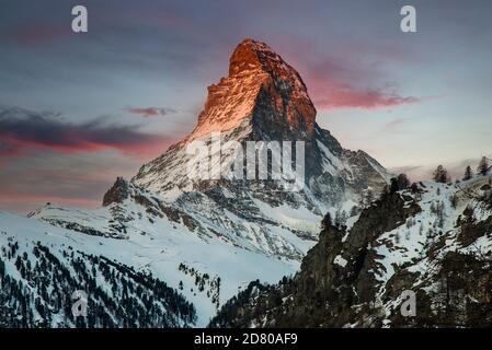 Panoramafenblick auf das Matterhorn, einem der berühmtesten und ikonischsten Schweizer Berge, Zermatt, Wallis, Schweiz Stockfoto