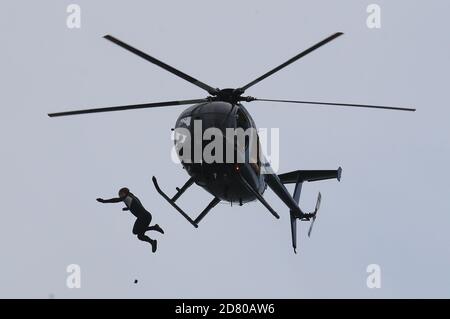 WIEDERÜBERMITTLUNG Änderungsabstand erreicht bei Sprung auf 40m. Der ehemalige Fallschirmjäger John Bream versucht den Rekord für den höchsten Sprung ohne Fallschirm, indem er 40m von einem Hubschrauber ins Meer vor Hayling Island in Hampshire springt. Stockfoto