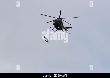 WIEDERÜBERMITTLUNG Änderungsabstand erreicht bei Sprung auf 40m. Der ehemalige Fallschirmjäger John Bream versucht einen Rekord für den höchsten Sprung ohne Fallschirm, indem er 40m von einem Hubschrauber ins Meer vor Hayling Island in Hampshire springt. Stockfoto