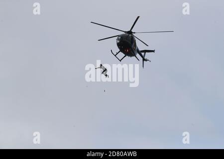 WIEDERÜBERMITTLUNG Änderungsabstand erreicht bei Sprung auf 40m. Der ehemalige Fallschirmjäger John Bream versucht den Rekord für den höchsten Sprung ohne Fallschirm, indem er 40m von einem Hubschrauber ins Meer vor Hayling Island in Hampshire springt. Stockfoto