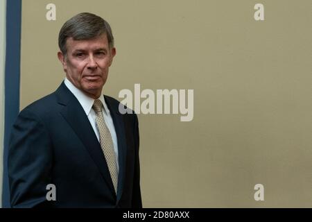 Joseph Maguire, amtierender Direktor des nationalen Geheimdienstes, kommt am Donnerstag, den 26. September 2019, zu einer Anhörung des Geheimdienstausschusses des Repräsentantenhauses in Washington, D.C., USA, an. Maguire, der sich verzögerte, dem Kongress eine Whistleblower-Beschwerde über Präsident Donald Trump zu geben, wird über die Beschwerde Aussagen, in der Trumps Bitte, dass der Präsident der Ukraine den ehemaligen Vizepräsidenten Joe Biden und seinen Sohn Hunter untersucht, detailliert beschrieben wird. Quelle: Alex Edelman/The Photo Access Stockfoto