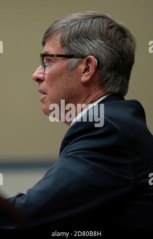 Joseph Maguire, amtierender Direktor des nationalen Geheimdienstes, bezeugt während einer Anhörung des Geheimdienstausschusses des Repräsentantenhauses in Washington, D.C., USA, am Donnerstag, dem 26. September 2019. Maguire, der sich verzögerte, dem Kongress eine Whistleblower-Beschwerde über Präsident Donald Trump zu geben, wird über die Beschwerde Aussagen, in der Trumps Bitte, dass der Präsident der Ukraine den ehemaligen Vizepräsidenten Joe Biden und seinen Sohn Hunter untersucht, detailliert beschrieben wird. Quelle: Alex Edelman/The Photo Access Stockfoto