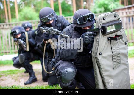 SWAT-Team auf Scouting Mission im industriellen Bereich Stockfoto