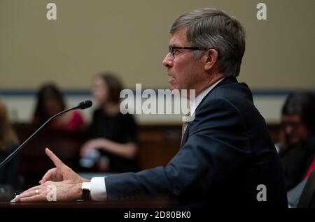 Joseph Maguire, amtierender Direktor des nationalen Geheimdienstes, bezeugt während einer Anhörung des Geheimdienstausschusses des Repräsentantenhauses in Washington, D.C., USA, am Donnerstag, dem 26. September 2019. Maguire, der sich verzögerte, dem Kongress eine Whistleblower-Beschwerde über Präsident Donald Trump zu geben, wird über die Beschwerde Aussagen, in der Trumps Bitte, dass der Präsident der Ukraine den ehemaligen Vizepräsidenten Joe Biden und seinen Sohn Hunter untersucht, detailliert beschrieben wird. Quelle: Alex Edelman/The Photo Access Stockfoto