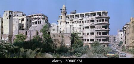 18. September 1993 zerstörte Gebäude bilden den Hintergrund für die stark beschädigte Al-Omari-Moschee aus dem 12. Jahrhundert in der Rue Weygand in Beirut. Stockfoto