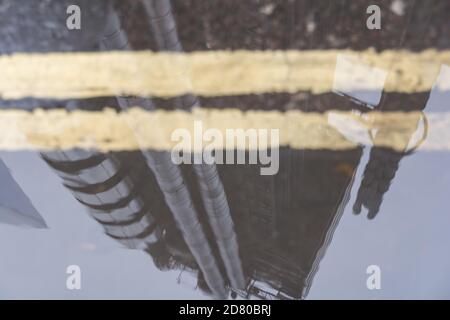 Spiegelung in einer Pfütze von Lloyd's Gebäude, auch bekannt als das Inside-Out Gebäude, an der Leadenhall Street, London, EC3, UK Stockfoto