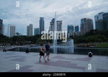 Kuala Lumpur, Malaysia. Oktober 2020. Maskierte Menschen gehen in einem Park in Kuala Lumpur, Malaysia, 26. Oktober 2020. Malaysia meldete 1,240 neue COVID-19-Infektionen mit der höchsten täglichen Spitze seit dem Ausbruch, womit sich die nationale Gesamtzahl auf 27,805 beläuft, teilte das Gesundheitsministerium am Montag mit. Quelle: Zhu Wei/Xinhua/Alamy Live News Stockfoto