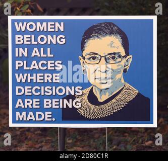 Ein 2020 Oberster Gerichtshof Ruth Bader Ginsburg Hofschild mit dem Zitat, Frauen gehören an alle Orte, wo Entscheidungen getroffen werden. Stockfoto