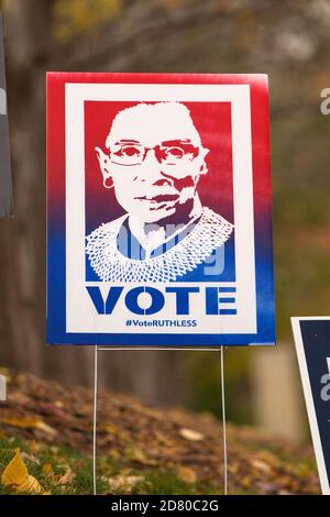 Yard-Schild mit einem Porträt der Richter des Obersten Gerichtshofs Ruth Bader Ginsburg mit den Worten Vote und #VoteRUTHLESS Stockfoto