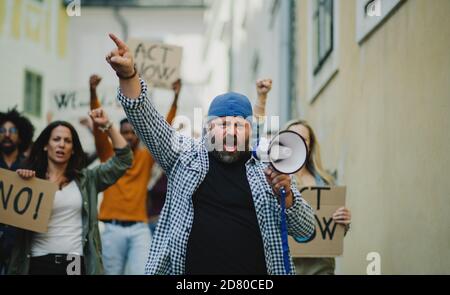 Gruppe von Menschen Aktivisten protestieren auf Straßen, Streik und Demonstrationskonzept. Stockfoto