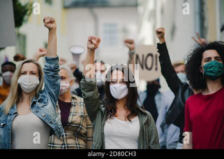 Gruppe von Aktivisten protestieren auf Straßen, Frauen marschieren und Demonstrationskonzept. Stockfoto