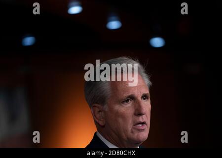 Kevin McCarthy, ein Republikaner aus Kalifornien, spricht während seiner wöchentlichen Pressekonferenz in Washington, D.C., USA, am Donnerstag, den 26. September 2019, mit Mitgliedern der Medien. McCarthy sagte, dass die Demokraten im Repräsentantenhaus das Land nach Beginn des Amtsenthebungsprozesses gegen Präsident Donald Trump weniger sicher gemacht hätten. Quelle: Alex Edelman/The Photo Access Stockfoto