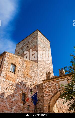 "Porta Montanara" (Bergtor), einer der alten Eingang von Spello, eine charmante kleine Stadt in Umbrien Stockfoto