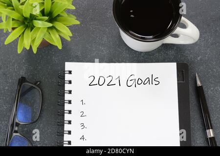 2021 Tore auf einem Tagebuch auf schwarzem Hintergrund geschrieben Stockfoto
