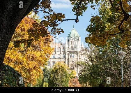 Jugendstilgebäude in Budapest, von einem Park aus gesehen Stockfoto