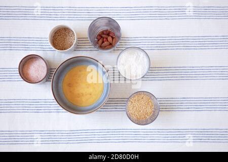 Zutaten in Schüsseln, Rezept für hausgemachtes Brot. Backen zu Hause, Teig vorbereiten, Essen auf Küchentisch. Echte flache Aufnahme. Stockfoto