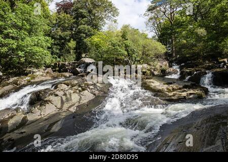 Wasserfall am Afon Ogwen Fluss im Nant Ffrancon Tal im Snowdonia Nationalpark. Bethesda, Gwynedd, Wales, Großbritannien Stockfoto