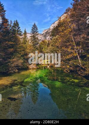 Landschaftlich schöne Berglandschaft und Bohinj See in Herbst Stockfoto