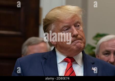 US-Präsident Donald Trump spricht am Mittwoch, den 9. Oktober 2019, während einer Zeremonie zur Unterzeichnung von Exekutivbeträgen zur Transparenz bei der Führung und Durchsetzung der Bundesregierung im Weißen Haus in Washington, D.C., USA. Der Auftrag zielt darauf ab, unklare Bundesvorschriften auszumerzen. Trump beantwortete dann Fragen und verteidigte seine Entscheidung, nicht mit der laufenden Amtsenthebungsuntersuchung zusammenzuarbeiten. Er warnte auch den türkischen Präsidenten Recep Tayyip Erdoğan davor, in Nordsyrien aggressive Maßnahmen zu ergreifen. Trump drohte mit Wirtschaftssanktionen gegen die Türkei. Quelle: Alex Edelman/The Photo Access Stockfoto