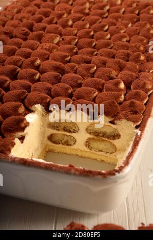 Klassische Tiramisu in einem weißen Gericht und leeren Platz für Text Stockfoto