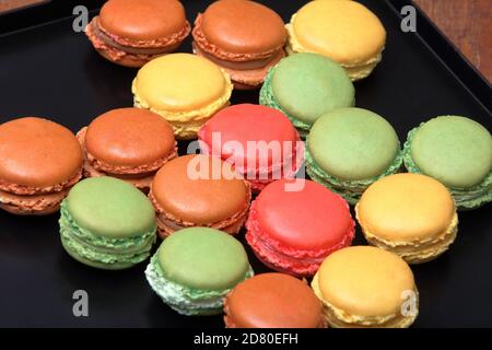 Frische bunte Makronen aus dem Ofen genommen und leer Leerzeichen für Text Stockfoto