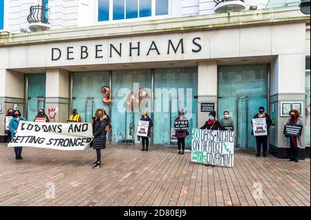 Cork, Irland. Oktober 2020. Ehemalige Debenhams-Arbeiter hielten heute Nachmittag eine kleine Kundgebung ab, um den Laden Patrick Street, Cork, zu ihrem 200. Tag auf der Streikposten zu markieren. Die Liquidatoren, KPMG, weigern sich, sich mit den Picketern zu befassen, die behaupten, ihnen sei ein größeres Redundanzpaket geschuldet, als angeboten wird. Die Ex-Arbeiter sagen, dass sie entschlossen sind und auf lange Sicht da sind. Quelle: AG News/Alamy Live News Stockfoto