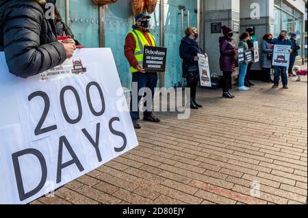 Cork, Irland. Oktober 2020. Ehemalige Debenhams-Arbeiter hielten heute Nachmittag eine kleine Kundgebung ab, um den Laden Patrick Street, Cork, zu ihrem 200. Tag auf der Streikposten zu markieren. Die Liquidatoren, KPMG, weigern sich, sich mit den Picketern zu befassen, die behaupten, ihnen sei ein größeres Redundanzpaket geschuldet, als angeboten wird. Die Ex-Arbeiter sagen, dass sie entschlossen sind und auf lange Sicht da sind. Quelle: AG News/Alamy Live News Stockfoto