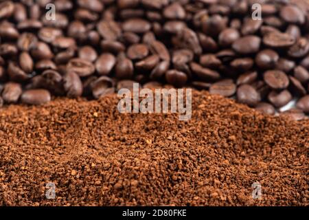 Kaffeebohnen und Böden Hintergrund.geröstete Kaffeebohnen und Böden schließen von oben selektiv fokussiert. Stockfoto