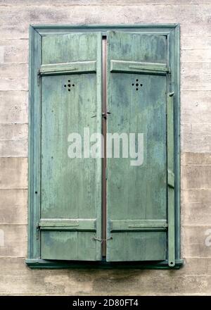 Fest geschlossene Fensterläden auf dem Fenster eines alten Hauses. Stockfoto