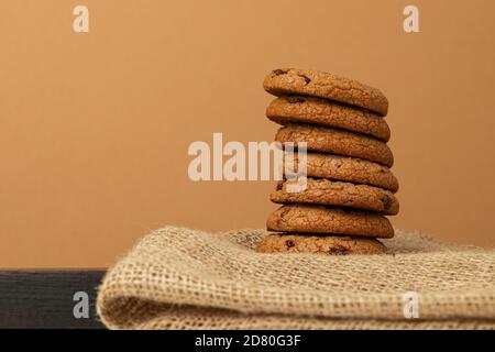 Gestapelte Chocolate Chip Cookies vor beigem Hintergrund Stockfoto